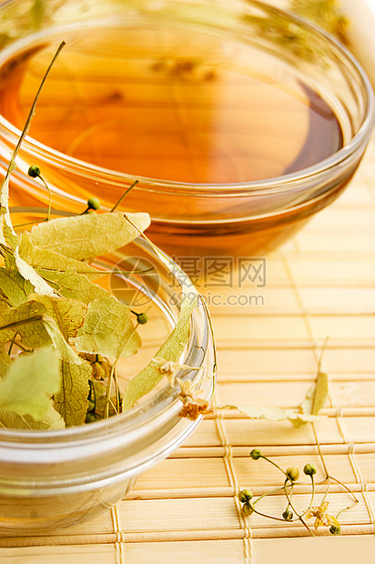 草药茶玻璃叶子草本植物杯子植物木头药品食物草本图片