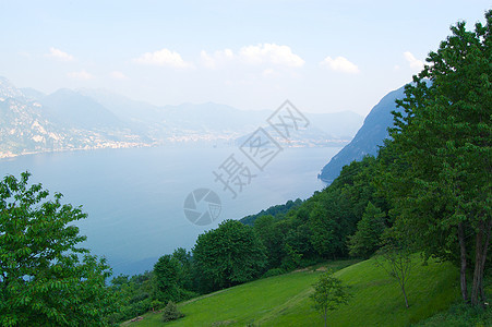 意大利Iseo湖意大利水观村庄反射岩石风景树木图片