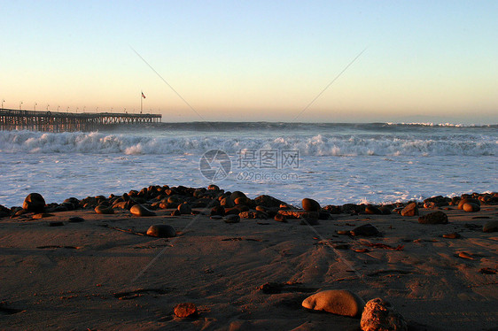 海洋浪潮风暴码头台风海滨海滩薄雾危险天空波浪海景海岸海浪图片