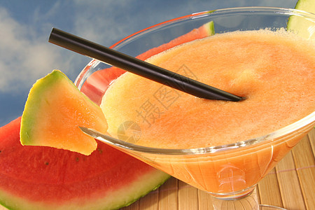 瓜盘滑冰果汁红色眼镜冰块玻璃维生素甜瓜水果异国冰沙图片