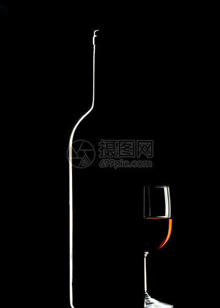 红酒瓶子剪影品酒酒厂反思红色酿酒师玻璃反射图片