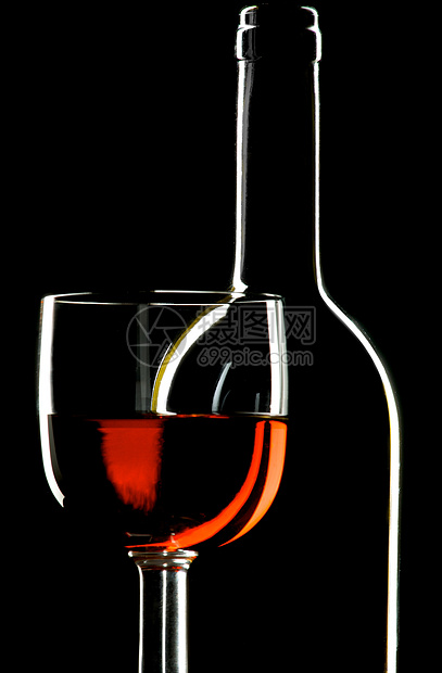 红酒瓶子反思红色玻璃反射酒厂酿酒师剪影品酒图片