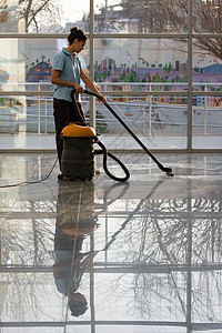 一个工人正在用设备清洗地板上地面卫生大厅清洁工男人走廊运动清洁度工作生活图片