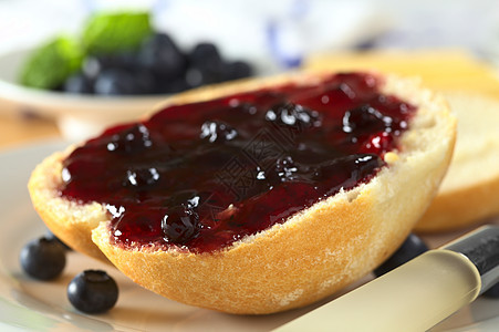 半个包上的蓝莓果酱包子面包照片水果早餐浆果水平小吃食物图片