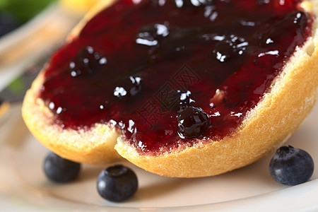 半个包上的蓝莓果酱食物小吃照片水平浆果面包包子早餐水果图片