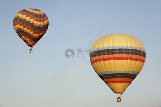 两个多色气球蓝色天空图片