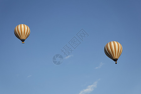 两个奶油白色气球 蓝色天空图片