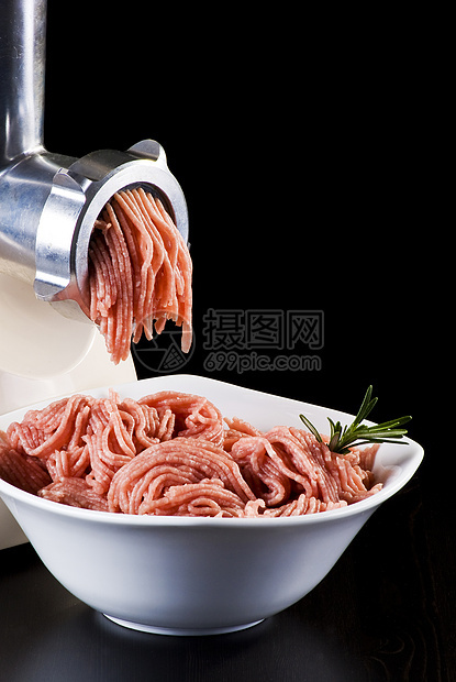 薄粉和肉研磨机红色餐具迷迭香白色烹饪营养研磨盘子屠宰场草本植物图片