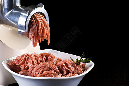 薄粉和肉研磨机研磨烹饪屠宰场盘子散列厨房食物迷迭香白色营养图片