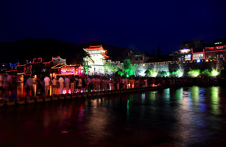 中国凤凰城夜幕风景少数民族红色反射娱乐橙子城市吸引力房子村庄餐厅图片