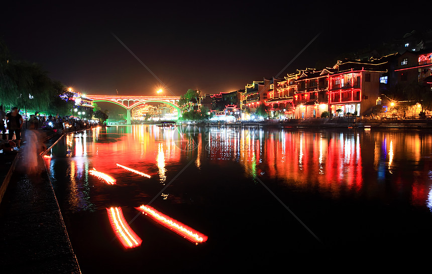 中国凤凰城夜幕风景餐厅反射红色派对房子酒吧娱乐城市少数民族游客图片