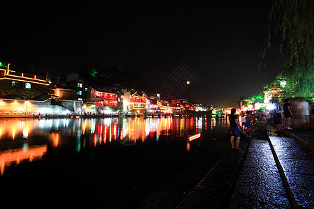 中国凤凰城夜幕风景城市派对橙子村庄红色房子娱乐建筑游客反射图片