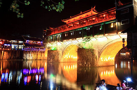 中国凤凰城夜幕风景房子建筑反射红色娱乐酒吧游客城市派对吸引力图片