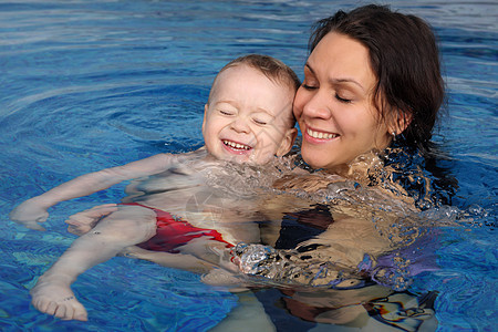 现金池水池微笑头发追求儿子蓝色快乐游泳衣后代泳池图片