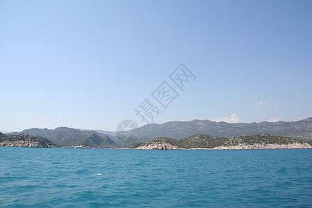 地中海旅行海岸火鸡石质帆船绿色游艇岩石航行树木图片