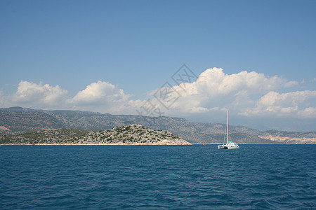 地中海居民旅行岩石火鸡快乐游艇绿色帆船海岸波浪树木背景图片