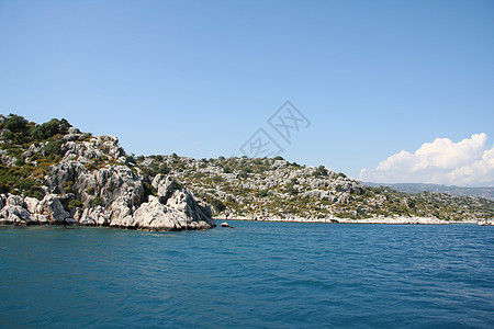 地中海居民快乐岩石海岸旅行树木石质游艇波浪蓝色绿色图片
