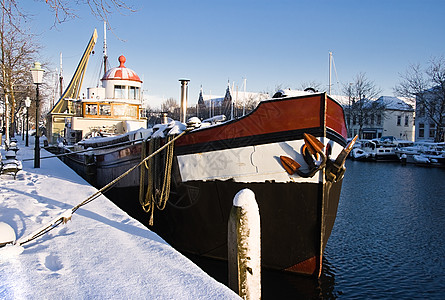 阳光港 冬季雪下有铁船图片