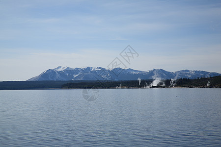 黄石湖山天空国家全景结晶蓝色喷泉远景风景公园图片