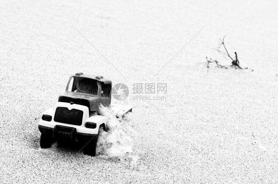 砂沙中破碎的玩具车图片