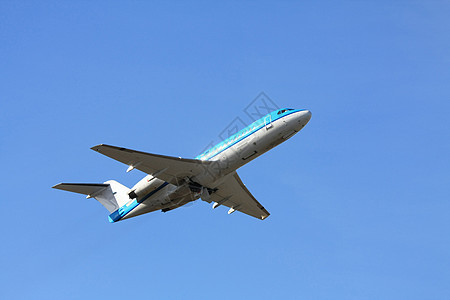 在晴蓝的天空中飞出飞机飞机场旅行航空跑道航班翅膀力量天桥航空公司空降图片