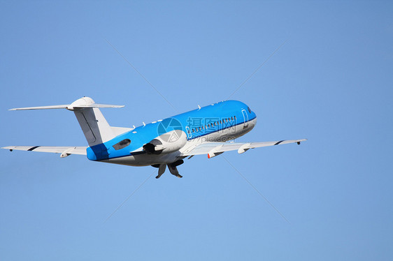 在晴蓝的天空中飞出飞机跑道航空喷射客机航班蓝色天桥出港旅行运输图片