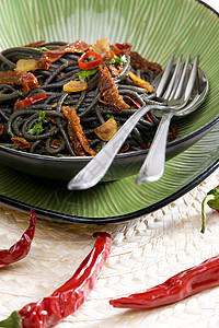 番茄干和辣椒面条盘子勺子美食熟菜叉子营养熟食菜肴静物食物背景图片