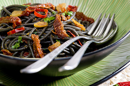 番茄干和辣椒面条辣椒美食营养勺子熟菜静物食品熟食盘子菜肴背景图片