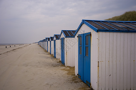 海滩屋太阳沙丘房子天空木头蓝色白色房屋背景图片