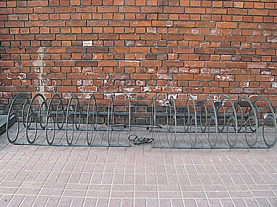 自行车停车空间路面停车位人行道石板红色图片