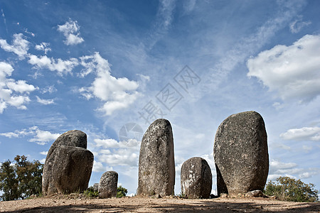 埃沃拉阿尔门德雷斯巨石纪念碑纪念碑石器竖石时代历史性地标花岗岩巨石宗教石头背景图片