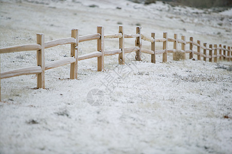 冬季的分割铁路围栏邮政栏杆滑轨杂草平行线栅栏场地新雪图片