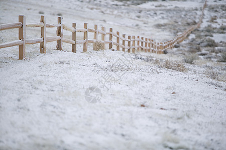 冬季的分割铁路围栏滑轨平行线杂草场地新雪邮政栏杆栅栏图片