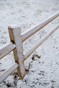 冬季的分割铁路围栏滑轨平行线新雪栅栏杂草场地栏杆邮政图片