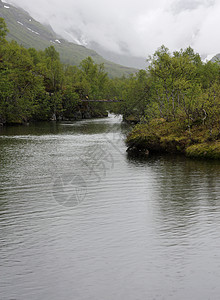 湖边现场灰色岛屿旅游下雨多云图片