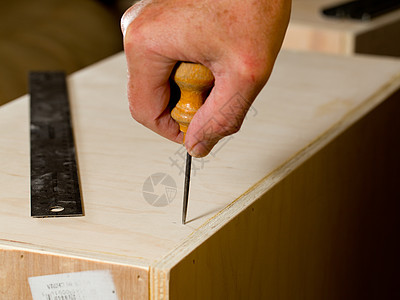 使用胶合板的木工工具紧缩建设者木材硬件工业宏观木匠家具安装金属图片