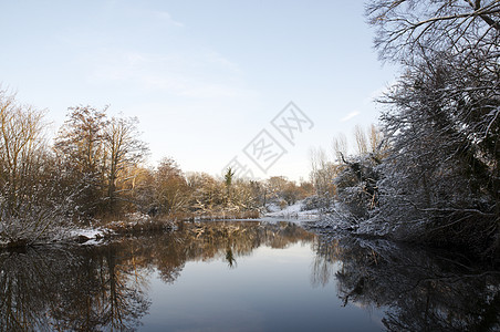 冬季湖国家反思风景公园季节降雪场地场景池塘天空图片