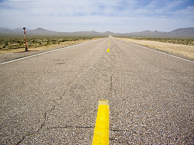 公路旅行沙漠黄色山脉外星人线条灰尘水平地平线蓝天条纹图片