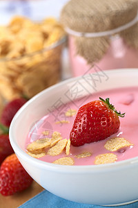 草莓酸奶和玉米花谷物红色水果小吃早餐浆果酸奶粉色奶制品营养图片