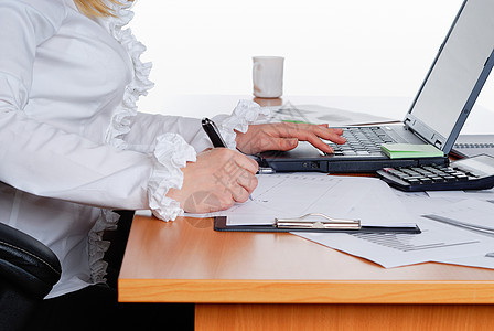 签署重要文件协议商业套装男人职业桌子笔记本律师工人银行业图片