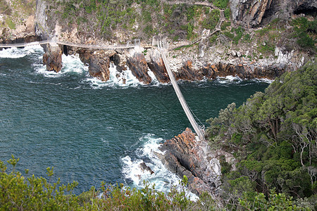 河上悬吊桥脚步衬套海洋悬崖洞穴崎岖海岸波浪小路人行道图片