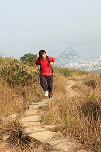 在山上徒步 步行和背包运动团队天空爬坡场景冒险顶峰享受环境公园远足图片