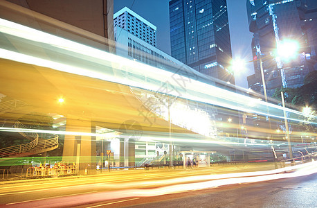 黄昏时的城市夜间交通情况蓝色驾驶生活景观车辆运动市中心立交桥场景赛车图片