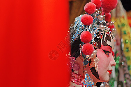 中文歌剧木偶和红布作为文字空间 是一个玩具 不是男人展示窗帘艺术女士戏剧传统剧院翅膀服饰图片