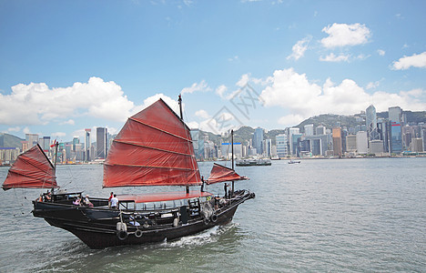 与游客在香港维多利亚港搭乘的垃圾船港口渡船旅游巡航血管邮轮高楼摩天大楼渠道天际图片