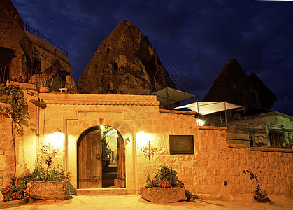 Goreme 烟囱背景天空酒店复制童话深蓝色作物石灰岩夜景皇家属性图片