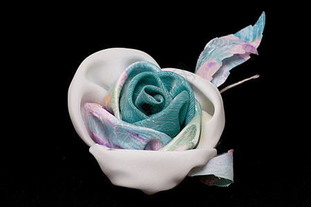 人工手工制造的玫瑰礼物花朵粉色树叶蓝色纺织品针线活展示白色黑色背景图片