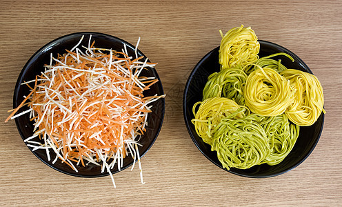 面食和沙拉面粉盘子烹饪饮食服务小吃营养芹菜厨房蔬菜图片