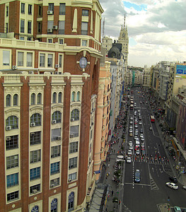 马德里的Gran Via建筑物交通辖区行人区域远景房屋建筑景观旅游图片
