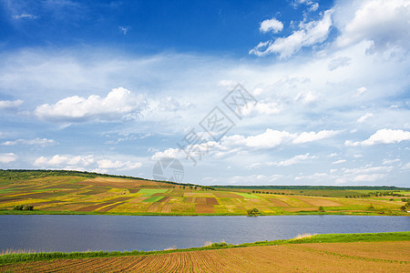 美丽的春天风景场地天空反射爬坡自由季节地平线土地阳光植物图片